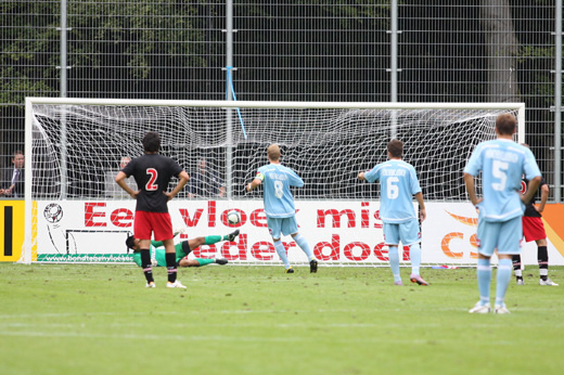 Bieler schiet recht door het midden binnen